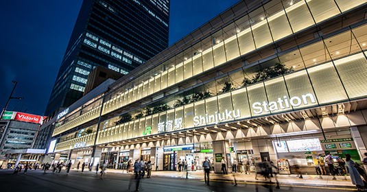 JR「新宿」駅（徒歩8分、約640ⅿ）