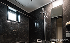 窓付きバスルーム