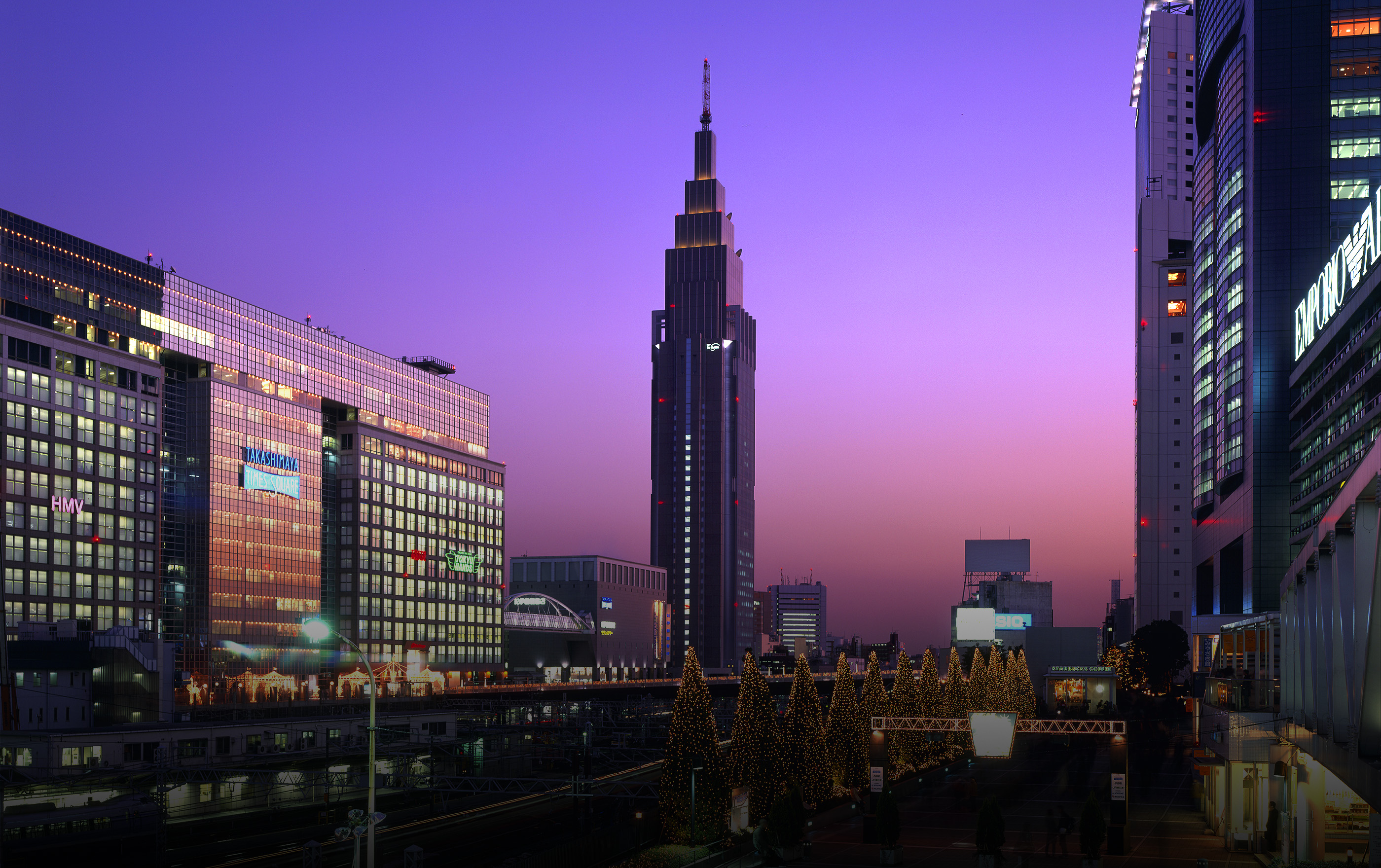 「新宿」駅南口周辺(image photo)(c)FUSAO ONO/SEBUN PHOTO/amanaimages