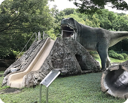 迫力満点の恐竜滑り台は必見の「佐野市 こどもの国」