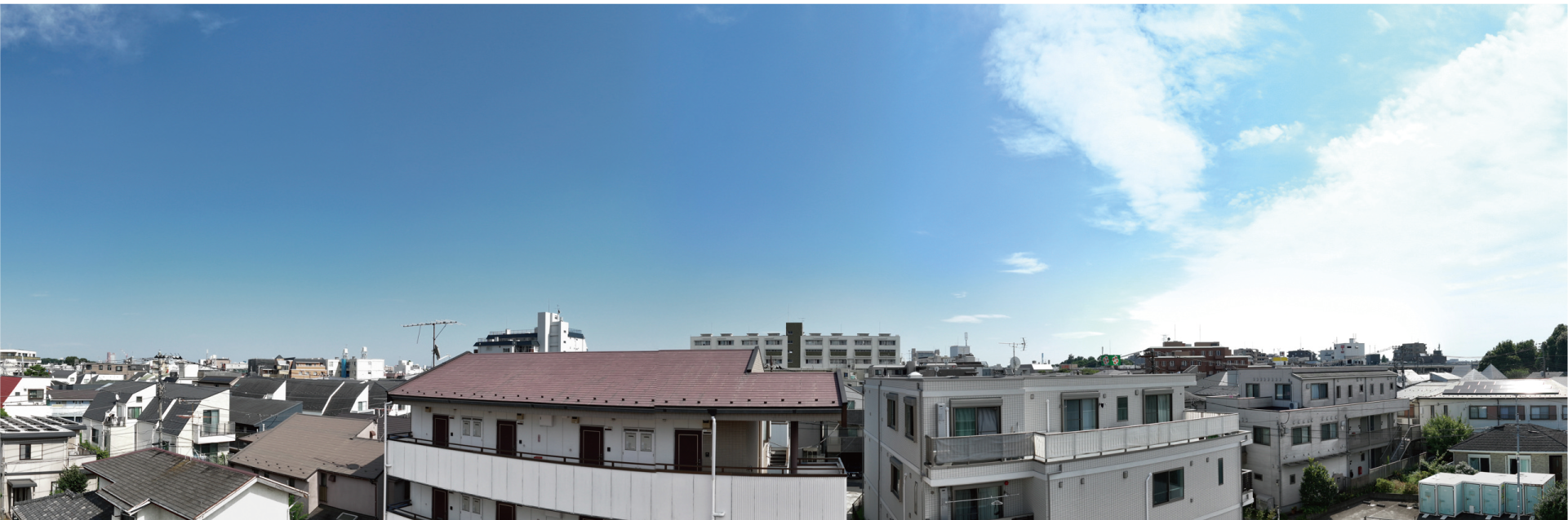 現地4階相当から南東～南西方向のパノラマ眺望写真（2023年7月撮影）