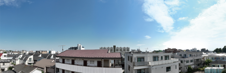 現地4階相当から南東～南西方向のパノラマ眺望写真（2023年7月撮影）