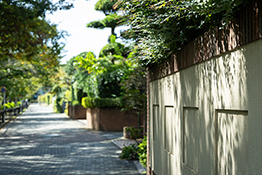 現地周辺の街並み（徒歩10分／約730m）