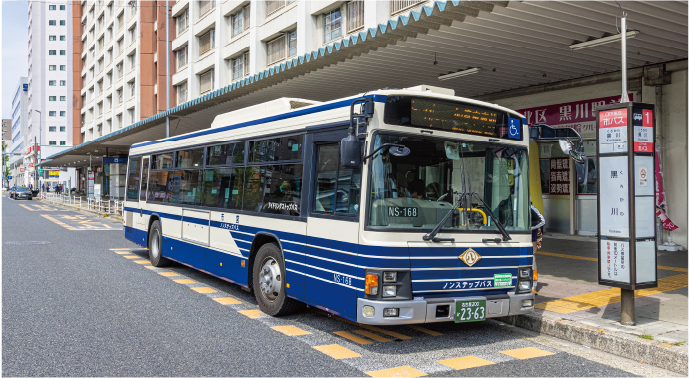 栄や名古屋駅行きも含め6系統が発着する「黒川」バス停。