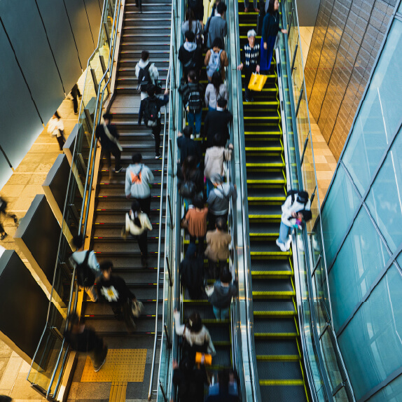 現地周辺の街並み　徒歩9分（約680m）